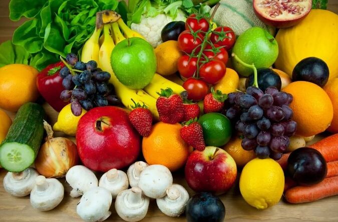 Frutta fresca con verdure e bacche